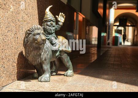 Détail d'une des statues de gnome à Wroclaw en Pologne. Cachés dans les rues du centre de la ville, l'attraction pour les touristes. Banque D'Images