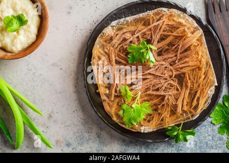 Porc et boeuf traditionnel russe gelée de viande avec le raifort et le persil. La cuisine russe traditionnelle concept. Banque D'Images