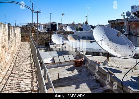 Jérusalem Israël. Des antennes paraboliques sur les toits de la vieille ville Banque D'Images