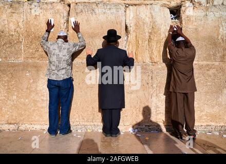 Jérusalem Israël. Les juifs orthodoxes priant au mur des lamentations Banque D'Images