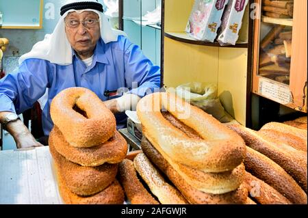 Jérusalem Israël. Baker dans le souq de la vieille ville Banque D'Images