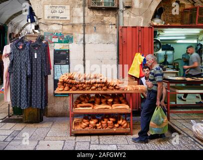 Jérusalem Israël. Baker dans le souq de la vieille ville Banque D'Images