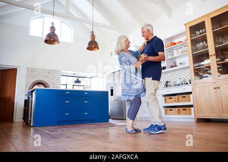 Couple à la maison de la danse dans la cuisine ensemble Banque D'Images