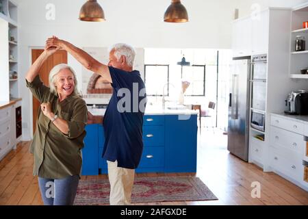 Couple à la maison de la danse dans la cuisine ensemble Banque D'Images