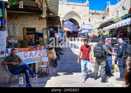 Jérusalem Israël. Les rues animées de la vieille ville à la porte de Damas Banque D'Images