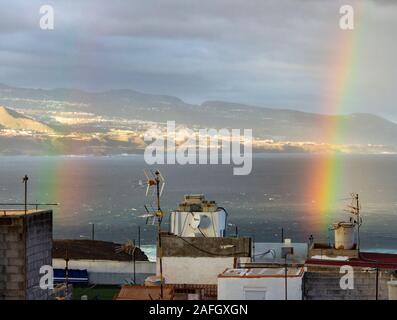 Las Palmas, Gran Canaria, Îles Canaries, Espagne. 16 décembre 2019. Météo : Un double arc-en-ciel se forme au-dessus de l'océan Atlantique sur la côte nord de Gran Canaria comme avant une tempête passe sur les îles Canaries. Credit : ALAN DAWSON/Alamy Live News Banque D'Images