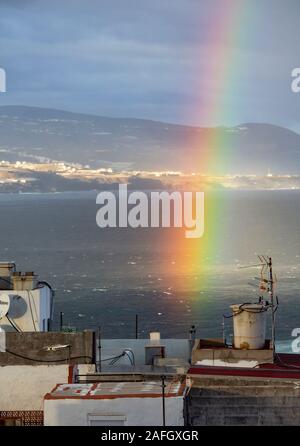 Las Palmas, Gran Canaria, Îles Canaries, Espagne. 16 décembre 2019. Météo : un arc-en-ciel se forme au-dessus de l'océan Atlantique sur la côte nord de Gran Canaria comme avant une tempête passe sur les îles Canaries. Credit : ALAN DAWSON/Alamy Live News Banque D'Images