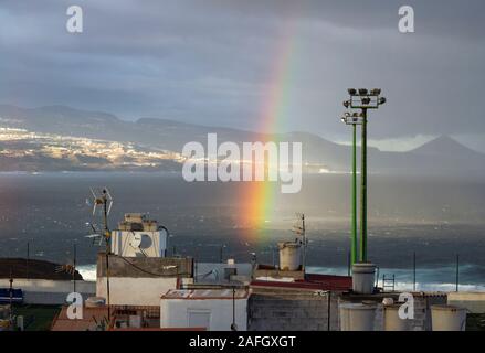 Las Palmas, Gran Canaria, Îles Canaries, Espagne. 16 décembre 2019. Météo : un arc-en-ciel se forme au-dessus de l'océan Atlantique sur la côte nord de Gran Canaria comme avant une tempête passe sur les îles Canaries. Credit : ALAN DAWSON/Alamy Live News Banque D'Images