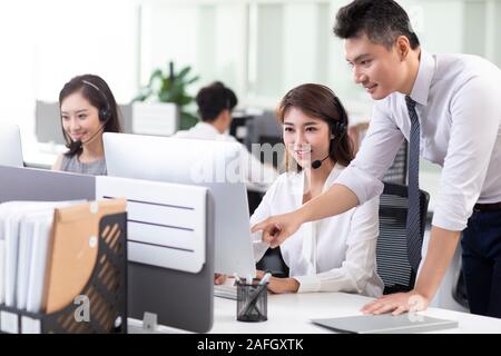 Les agents de centre d'appel working in office Banque D'Images