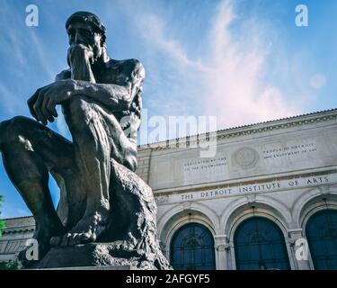 Detroit Institute of Arts sous un ciel nuageux avec le Statue du penseur devant elle Banque D'Images