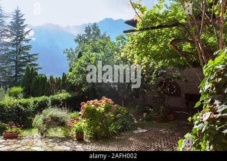 Jardin dans le village médiéval de Canale di Tenno, Trentino-Alto Adige, Italie Banque D'Images