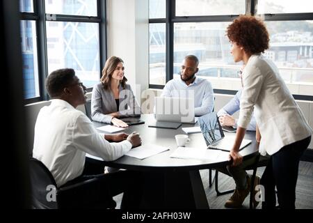 Black businesswoman millénaire signifie traiter les collègues lors d'une réunion, Close up Banque D'Images