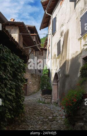 Une ruelle à Canale di Tenno, Trentino-Alto Adige, Italie Banque D'Images