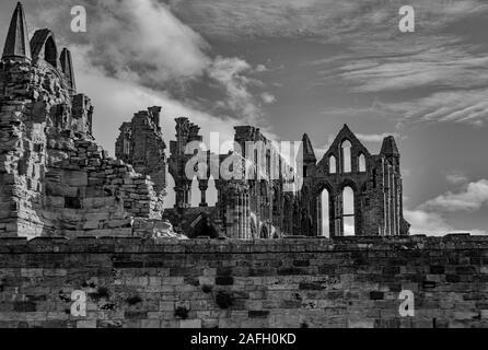 Niveaux de gris des ruines de l'abbaye de Whitby en Angleterre sous un ciel nuageux Banque D'Images