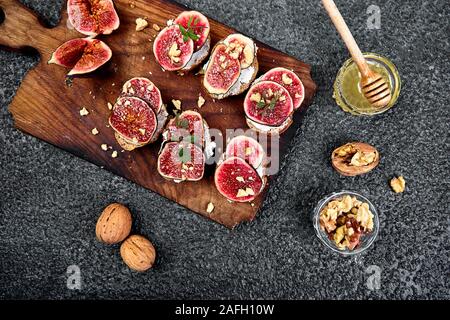 La bruschetta ou ctostini avec du fromage cottage, figues et miel. Sandwich avec les figues et le fromage de chèvre. Banque D'Images