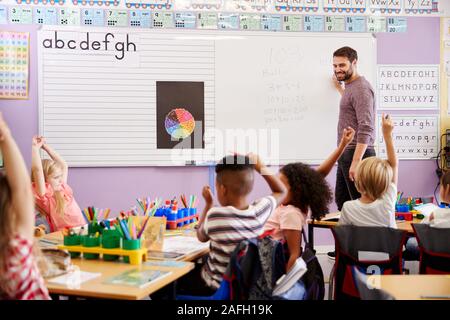 Sensibiliser les élèves aux mains de répondre à la question à l'école primaire Cours de Mathématiques Banque D'Images