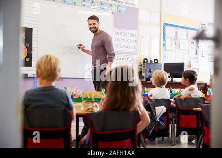 Enseignant de l'enseignement de cours de mathématiques pour élèves du primaire à l'École de classe Banque D'Images