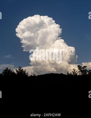 Plan vertical d'une formation de nuages avec des motifs intéressants Banque D'Images