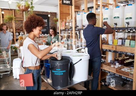 Achat et shopping Accueil Produits pour le corps en plastique durable Épicerie libre Banque D'Images