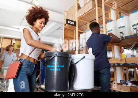 Achat et shopping Accueil Produits pour le corps en plastique durable Épicerie libre Banque D'Images