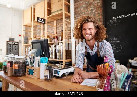 Portrait de l'homme propriétaire d'épicerie en plastique durable gratuitement derrière Bureau de vente Banque D'Images