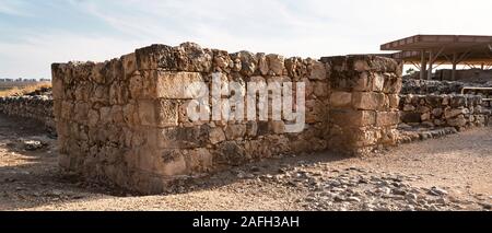 Du côté sud de la porte de pierre à l'ancienne et israélite villes cananéennes au tel hazor site archéologique en Israël et le Cananéen palace Banque D'Images
