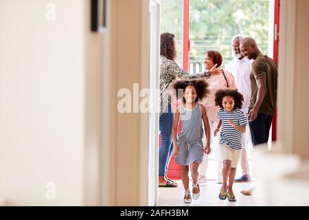 Multi Generation Family avec les grands-parents petits-enfants en visite à la maison Banque D'Images