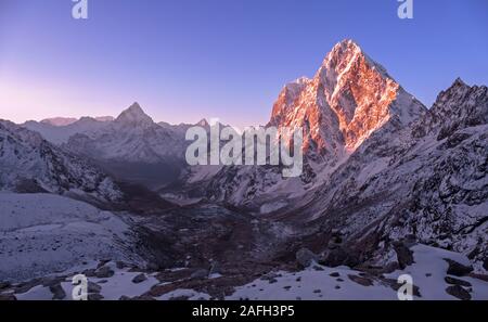 Majestic mountain peaks le Cholatse (6501 m) et l'Ama Dablam (6814 m) au lever du soleil au Népal, Himalaya, ciel sans nuages, les premiers rayons du soleil, le début Banque D'Images