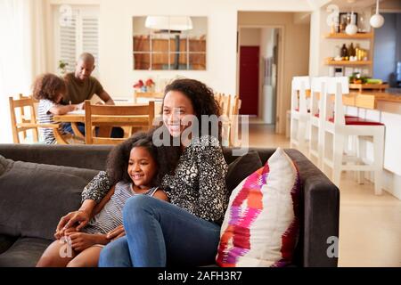 Mother and Daughter Sitting on Sofa At Home Regarder la vidéo sur la télévision ensemble Banque D'Images