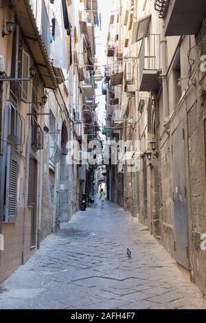 Une rue étroite à Naples, Italie Banque D'Images