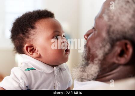 Fier Grand-père de câliner Bébé petit-fils à la maternelle à la maison Banque D'Images