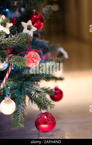 Libre de sapin de Noël décoré avec des boules et ornements Banque D'Images