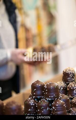 Compte tenu de l'accent sélective vertical stand de vente du vendeur des dizaines de délicieux baisers au chocolat et confiseries Banque D'Images