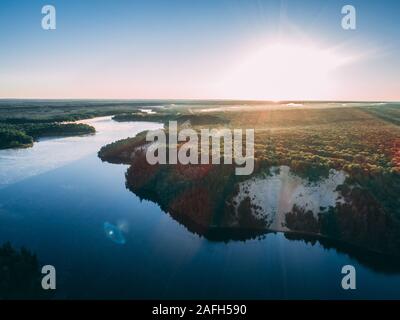 Photo aérienne d'une rivière entourée d'îles couvertes verdure sous la lumière du soleil Banque D'Images