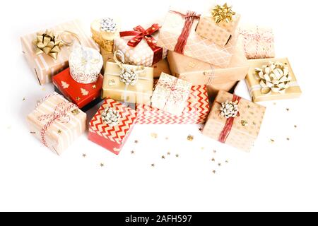 Boîtes cadeaux ou présents et les étoiles confettis sur tableau blanc Vue d'en haut. Mise à plat d'une composition pour Noël, anniversaire ou mariage. Banque D'Images