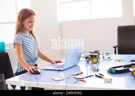 Étudiante Building et de programmation Robot Véhicule en classe après l'École de codage informatique Banque D'Images