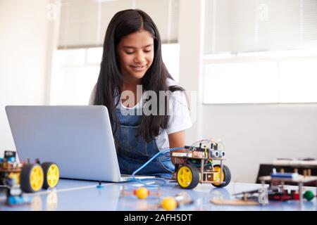 Étudiante Building et de programmation Robot Véhicule en classe après l'École de codage informatique Banque D'Images