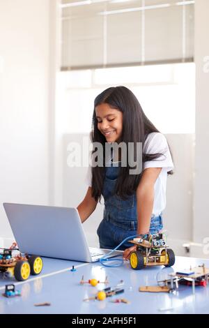 Étudiante Building et de programmation Robot Véhicule en classe après l'École de codage informatique Banque D'Images