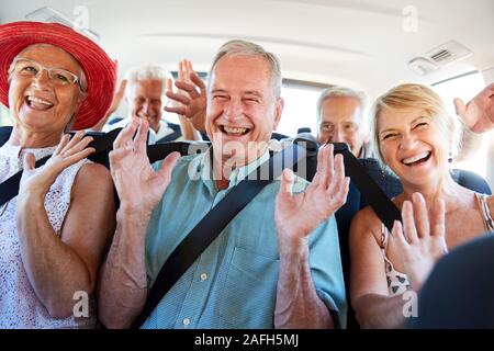 Portrait of Senior amis assis à l'arrière du Van conduit à des congés Banque D'Images
