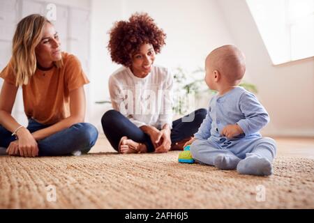 Deux mères Réunion pour jouer avec les bébés Date à la maison dans cet appartement Loft Banque D'Images