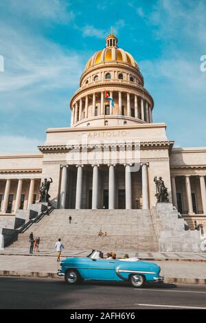 La Havane, Cuba - Octobre 18, 2019 : voiture de taxi à l'avant du Capitol à La Habana Vieja, Cuba, Caribe Banque D'Images