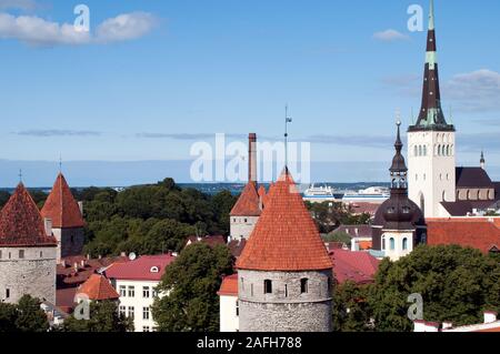 L'Estonie, Tallinn vue sur le toit avec l'Olaf St et le port en arrière-plan Banque D'Images