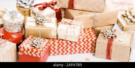 Boîtes cadeaux ou présents et les étoiles confettis sur tableau blanc Vue d'en haut. Mise à plat d'une composition pour Noël, anniversaire ou mariage. Banque D'Images