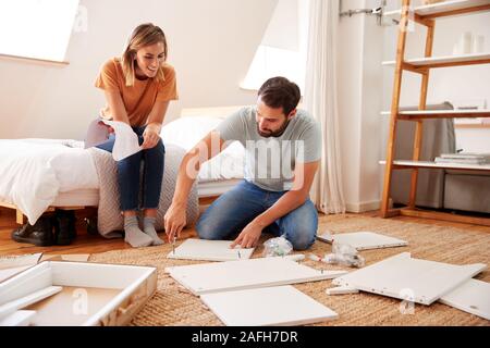 Couple In New Home Mettre Ensemble de meubles à assembler soi-même Banque D'Images