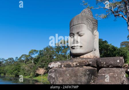 Entrée South Gate de Angkor Thom, Siem Reap, Cambodge close up seule statue tête de Bouddha Banque D'Images