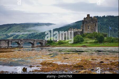 Château d'Eilean Donan et passerelle entre le paysage de l'aube malteuse, les Highlands occidentaux, l'Ecosse Banque D'Images