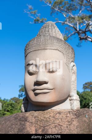 Entrée South Gate de Angkor Thom, Siem Reap, Cambodge close up seule statue tête de Bouddha Banque D'Images