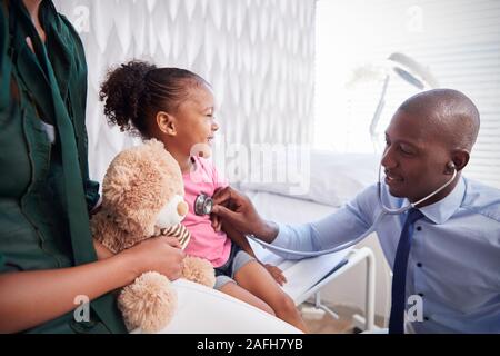 Mère Fille prenant pour examen médical en cabinet de médecins Banque D'Images