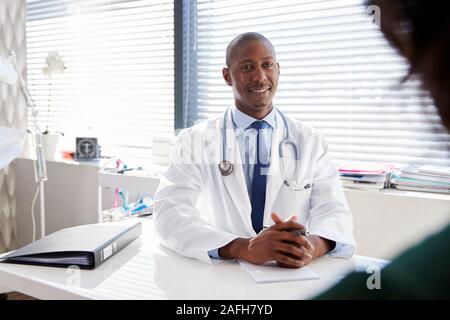 Female Patient en consultation avec Doctor Sitting At Desk In Office Banque D'Images