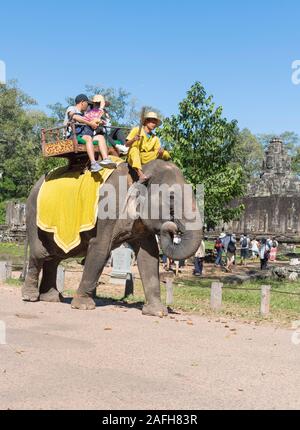 Les touristes circonscription éléphants Angkor Thom Siem Reap Cambodge Banque D'Images